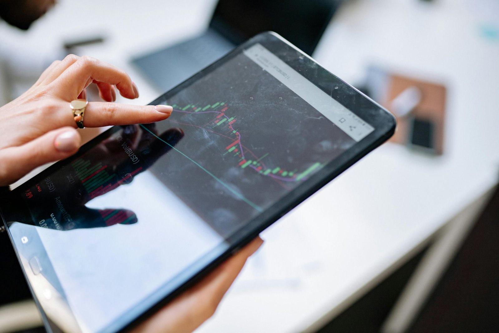Index Funds vs Actively Managed Mutual Funds: Key Differences and What Investors Should Know [2025]