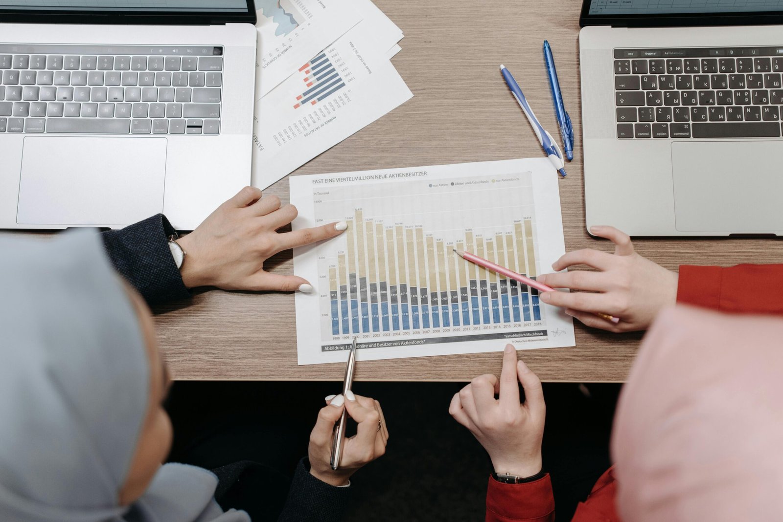 Using AI to Analyze Sales Data and Predict Trends [2025 Guide]